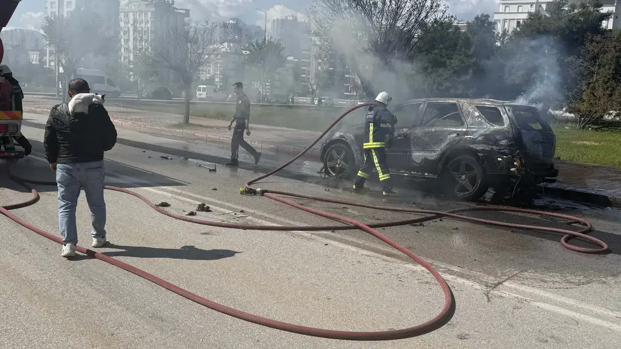 Uncalı’da Alev Topuna Dönen Araçtan Kedisini Kurtardı 6